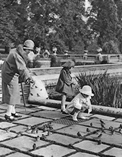 Kinderen voeren de mussen in Hyde Park, Londen, 1926-1927 door Unbekannt