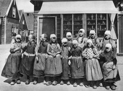 Kinderen in nationale klederdracht, Marken, Nederland, ca. 1934 door Unbekannt