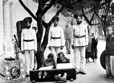 Kinderen in de schandpaal, Hong Kong, 1908 door Unbekannt
