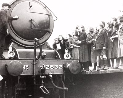 Kinderen kijken naar een stoomlocomotief, 3 maart 1936 door Unbekannt