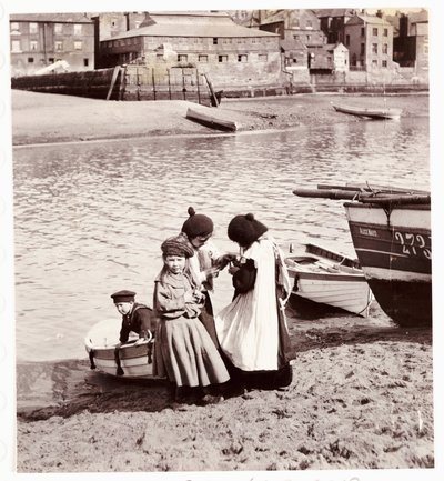 Kinderen die bij de waterkant spelen, Whitby Haven, ca. 1905 door Unbekannt