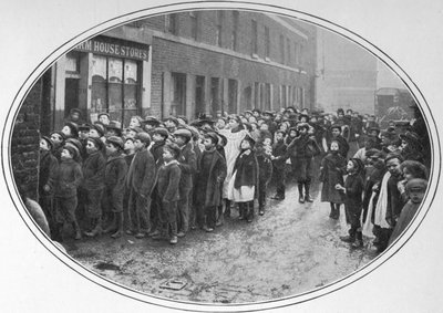 Kinderen wachten op gratis maaltijden, Londen, ca. 1900-1901 door Unbekannt