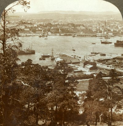 Christiania en haar drukke haven, N.W. vanaf het Ekeberg Koninklijk Paleis aan de rechterkant, Noorwegen, c1905 door Unbekannt