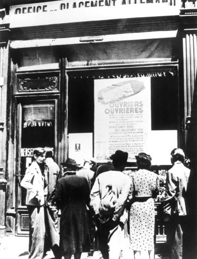 Burgers van Parijs buiten een Duits arbeidsrekruteringskantoor, 1940-1944 door Unbekannt