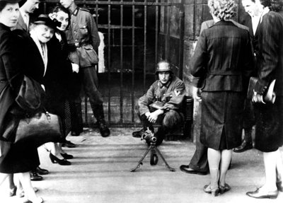 Burgers voor een Duitse wachtpost met een machinegeweer, Parijs, juni 1940 door Unbekannt