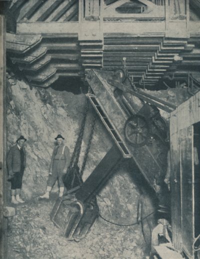 Het hart van een berg uitgraven voor een tunnel in Colorado City, ca. 1935 door Unbekannt