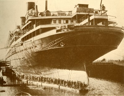 Het schoonmaken van de romp van de Majestic in droogdok, c1930 door Unbekannt