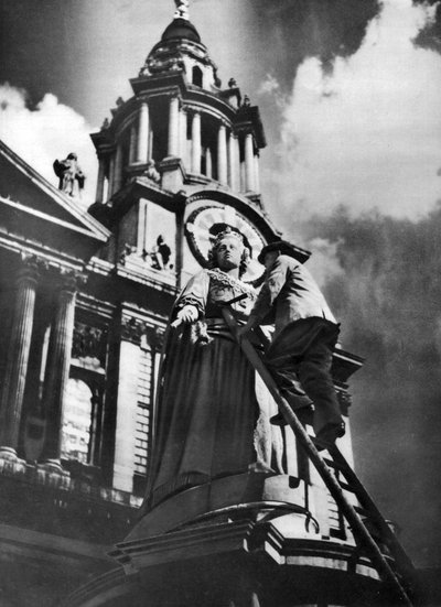 Het schoonmaken van het standbeeld van koningin Anne als onderdeel van de zilveren jubileumvieringen van koning George V, 1935 door Unbekannt