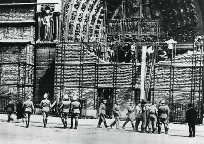Verwijdering van zandzakbescherming van de gevel van de Notre Dame, door Duits bezet Parijs door Unbekannt