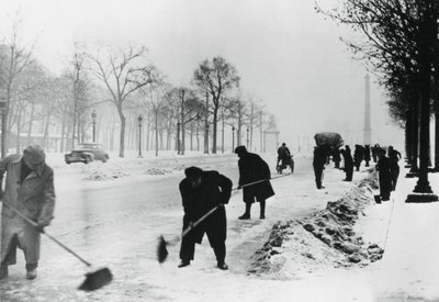 Sneeuwruimen op de Champs Elysees, Duits-bezet Parijs, winter, 1941 door Unbekannt