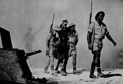 Close-up van een grote slag. De Australiërs brengen een gewonde gevangene binnen door Unbekannt