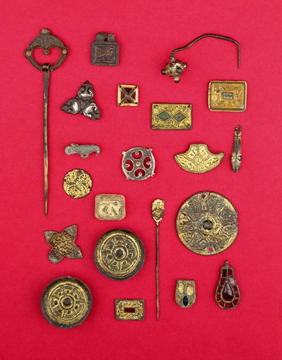 Collectie van Angelsaksische en Keltische sieraden inclusief vergulde bronzen mounts, schotel- en kruisvormige broches en een Merovingische hanger, variërend van de 1e tot de 7e eeuw n.Chr. door Unbekannt
