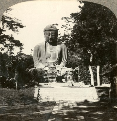 Kolossaal standbeeld van Boeddha, vereerd door de Japanners, in een bosrijke tempel, Kamakura, Japan, ca. 1900 door Unbekannt