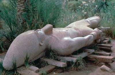 Kolossaal standbeeld van Ramses I in situ, Memphis, Egypte, 13e eeuw v.Chr. door Unbekannt