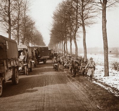 Kolom van vrachtwagens en troepen, Somme-Tourbe, Noord-Frankrijk, ca. 1914-ca. 1918 door Unbekannt
