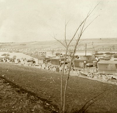 Kolom vrachtwagens op de Voie Sacrée, Verdun, Noord-Frankrijk, ca. 1914-ca. 1918 door Unbekannt