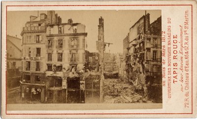 Commune van Parijs (1871): opening van de warenhuizen van het Carpet Rouge, een reclamekaart die het gebouw een jaar eerder toont, in puin tijdens de Commune door Unbekannt