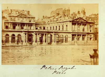Commune van Parijs (1871): uitzicht op het Palais Royal (Palais-Royal) vernietigd. Anonieme fotografie. Afdruk op karton Dim. 15x10 cm door Unbekannt