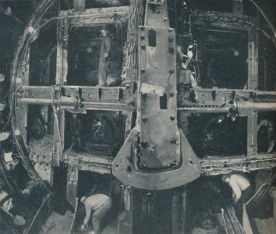 Compound Greathead Shield vernietigt een barrière tussen twee landen, ca. 1935 door Unbekannt