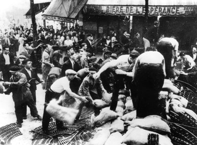 Een barricade bouwen, Parijs, 1944 door Unbekannt