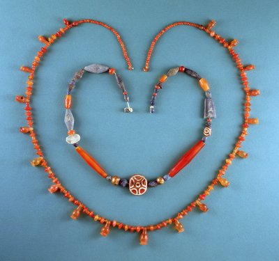 Kornalijnen ketting uit Tell Farah (Zuid), Israël, c.1300 v.Chr.; Lapis Lazuli, kornalijn en geëtste kornalijnen ketting uit Kish, Irak, c.2500 v.Chr. door Unbekannt