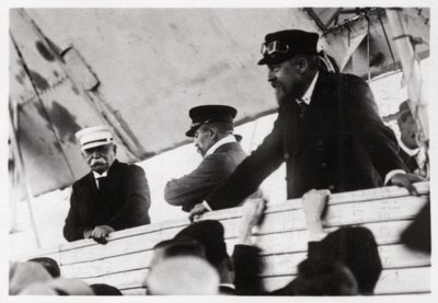 Graaf Zeppelin en Dr. Eckener in een Zeppelin gondel, Schwaben, Duitsland, ca. 1908-1917, 1933 door Unbekannt