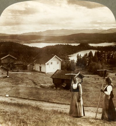 Plattelandsmeisjes in hooitiijd - over de Bolkesjo en Folsjo meren naar de Himingen bergen, Noorwegen, c1905 door Unbekannt