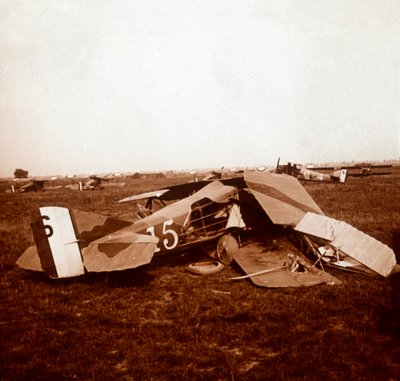 Neergestort vliegtuig, c1914-c1918 door Unbekannt