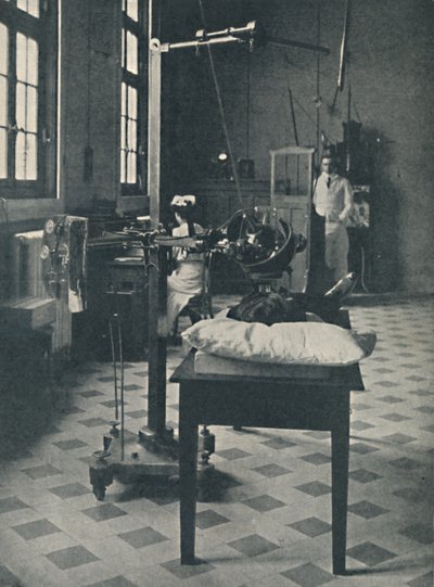 Crookes, Röntgen en Finsen - Gebruik van het wonderbaarlijke röntgenapparaat, ca. 1925 door Unbekannt