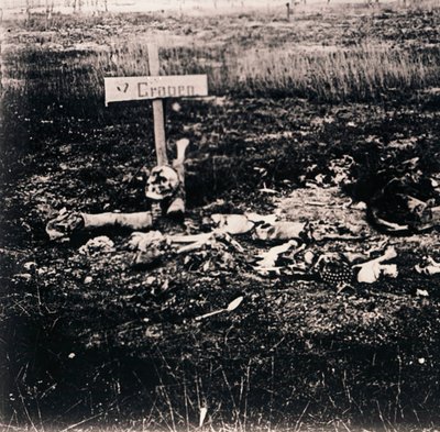 Kruis en menselijke resten, c1914-c1918 door Unbekannt