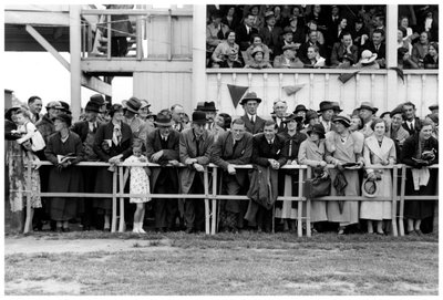 Menigte bij de races, c1920-1939 door Unbekannt
