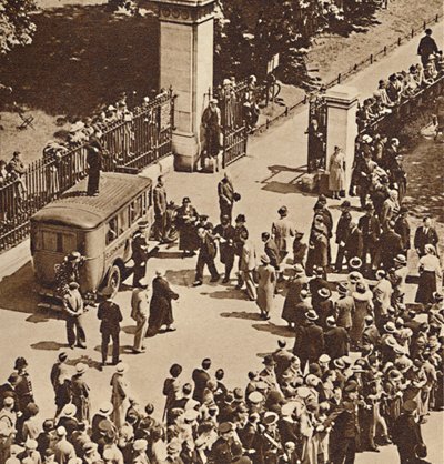 Menigte kijkt toe hoe de gearresteerde man naar de politiewagen wordt gebracht, 1937 door Unbekannt