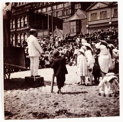Menigte die naar een strandartiest kijkt, ca. 1905 door Unbekannt