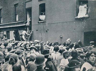 Menigte kijkt naar de plundering van een Duits huis in Poplar, ca. 1914 door Unbekannt
