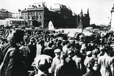 Mensenmassa rond een neergestorte Duitse bommenwerper tentoongesteld op Sverdlovplein, Moskou, 1941 door Unbekannt