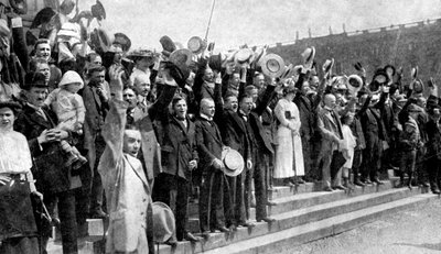 Menigten juichen tijdens het uitbreken van vijandelijkheden, oorlogslust in Duitsland, Eerste Wereldoorlog, 1914 door Unbekannt