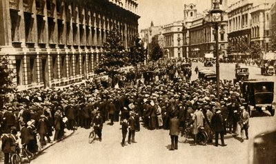 Mensen wachten buiten Downing Street in Londen op nieuws over...oorlog, juli 1914, 1933 door Unbekannt