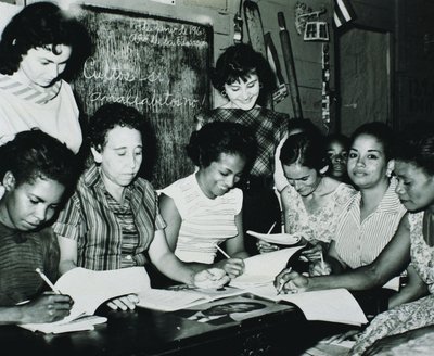 Cubaanse Revolutie: vrouwen die deelnemen aan de onderwijsprogramma