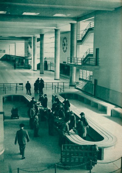 Douanebeambten onderzoeken bagage van passagiers op Le Bourget Airport, Parijs, 1937 door Unbekannt