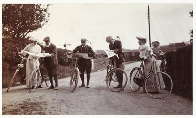 Fietsers die naar kaarten kijken, circa 1900 door Unbekannt