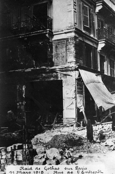 Schade na een aanval door Duitse Gotha-bommenwerpers, Parijs, 11 maart 1918 door Unbekannt