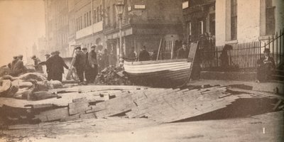 Schade veroorzaakt aan de Victoria Embankment toen de Theems buiten zijn oevers trad en een aantal vet veroorzaakte door Unbekannt