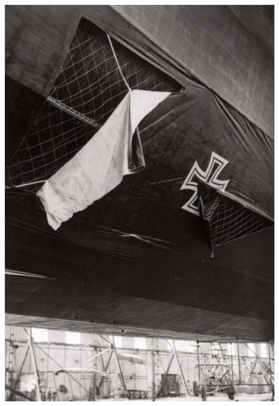 Beschadigde Duitse marine Zeppelin-luchtschip, Eerste Wereldoorlog, 1914-1918, 1933 door Unbekannt