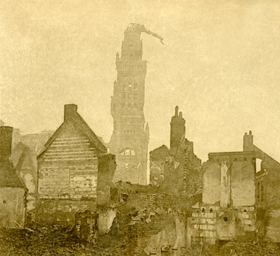 Beschadigde torenspits van Notre-Dame de Brebières, Albert, Noord-Frankrijk, ca. 1915-ca. 1918 door Unbekannt