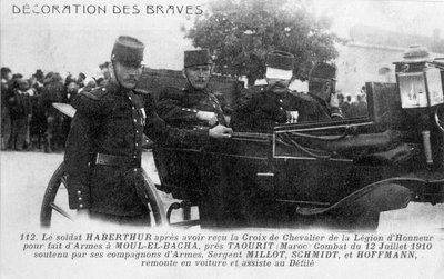 Decoratie van een Franse soldaat met het Legioen van Eer, ca. 1910 door Unbekannt
