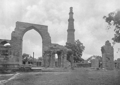 Delhi. - Algemeen uitzicht op Kutub-moskee en ruïnes door Unbekannt