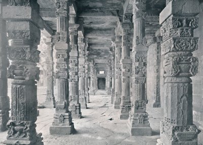 Delhi. Gang van Hindoeïstische Zuilen in de Kutub Moskee, ca. 1910 door Unbekannt