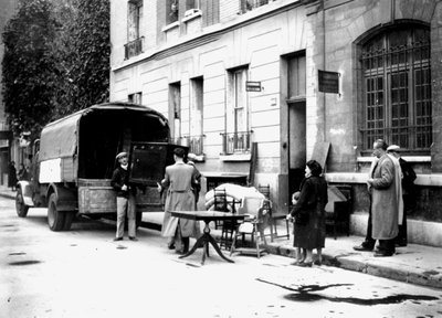 Levering van meubels in beslag genomen van Joden aan slachtoffers van RAF-bombardementen, Parijs, april 1942 door Unbekannt