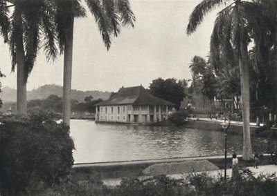 Der See von Kandy mit dem Bibliotheksgebäude des Tempels des Heiligen Zahnes door Unbekannt