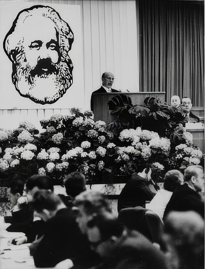 De voorzitter van de Staatsraad van de Duitse Democratische Republiek Walter Ulbricht bij een vergadering ter gelegenheid van de 150e verjaardag van Karl Marx. Berlijnse congreszaal. 2 mei 1968 door Unbekannt